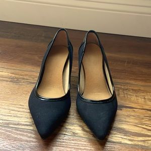 Women’s  Abella Black work pump with patent leather!